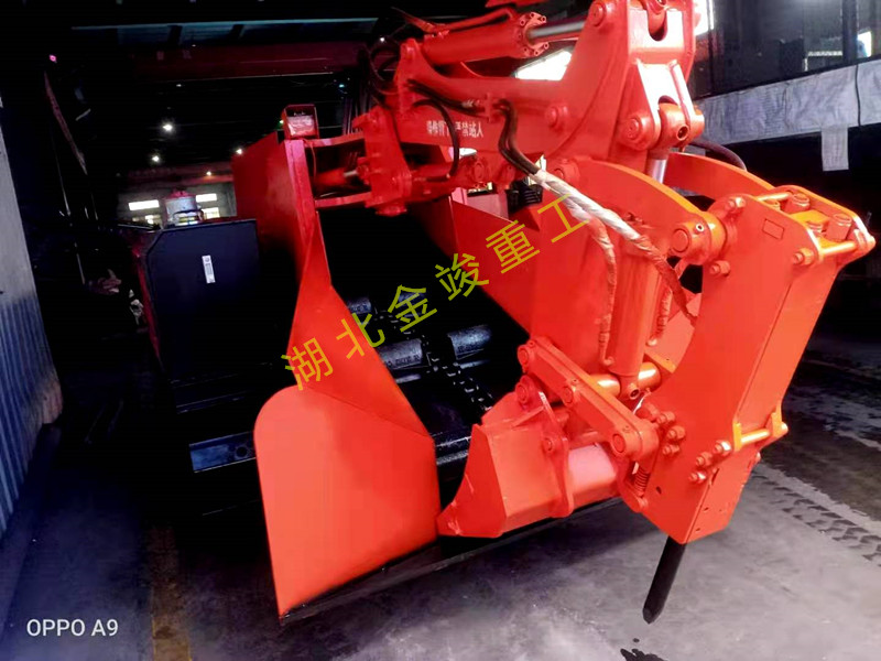 履帶刮板破碎錘型扒渣機金竣.jpg 履帶刮板破碎錘型扒渣機金竣.jpg